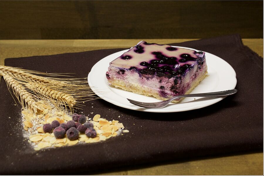 Blaubeer Quarkschnitte auf einen Teller mit Kuchengabel - Bäckerei Averhoff